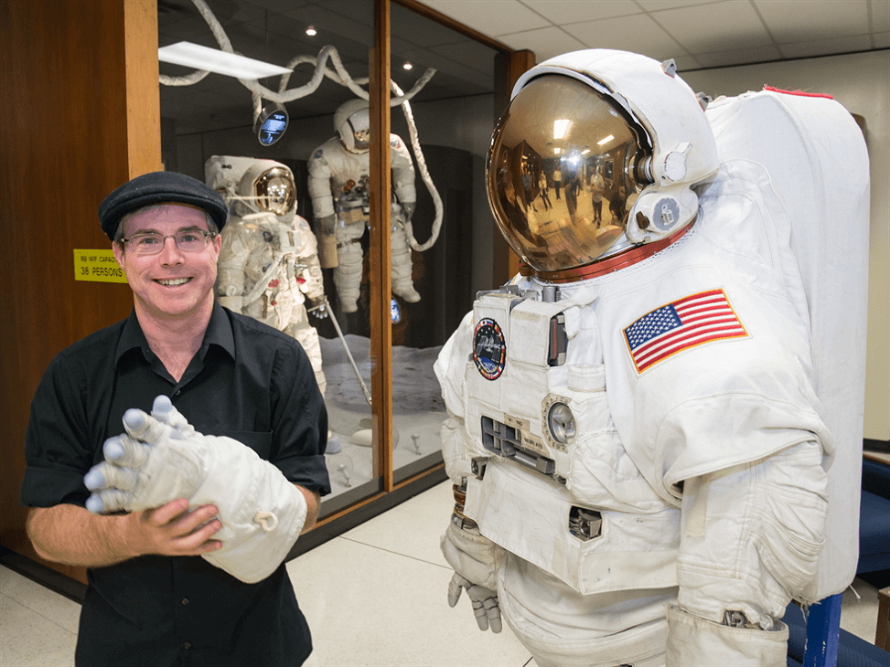 Tác giả Andy Weir tại NASA JSC năm 2015 reviewsachonly
