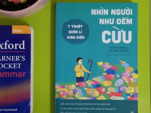 reviewsach nhin nguoi nhu dem cuu