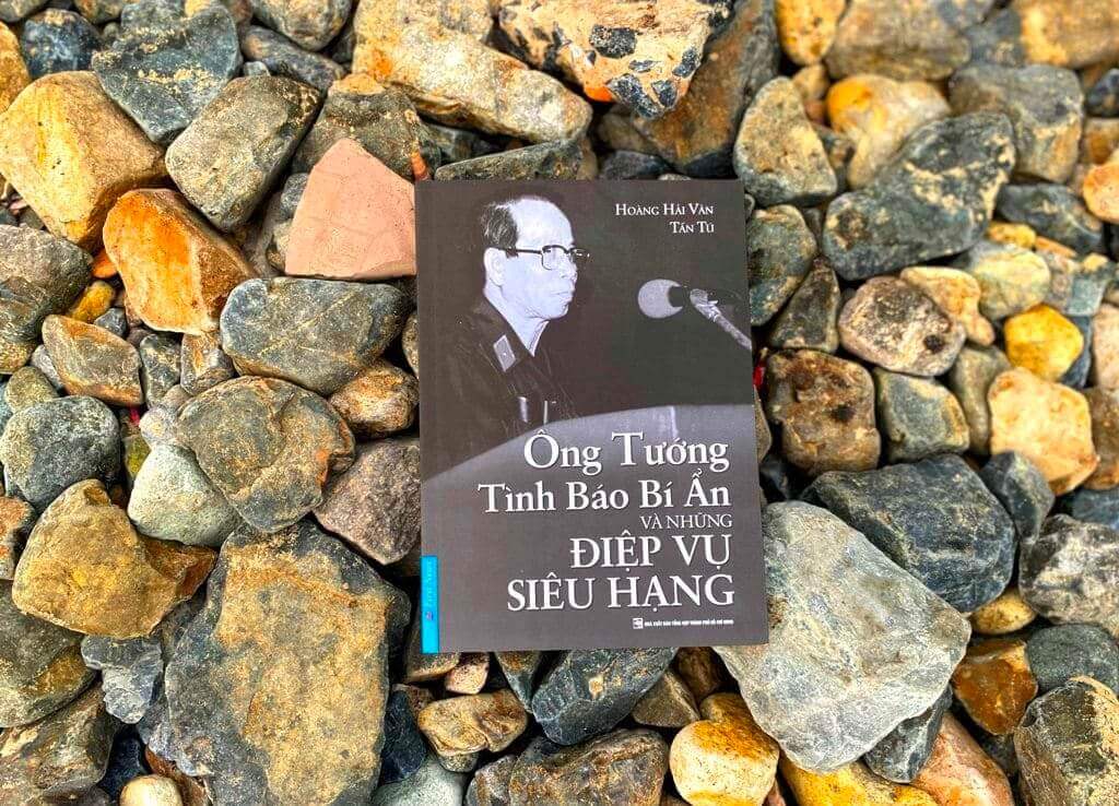 Ong tuong tinh bao bi an va nhung diep vu sieu hang reviewsach