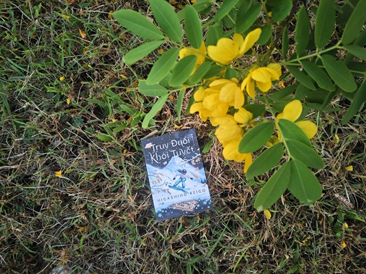 Truy đuổi khói tuyết (Higashino Keigo) – Truy tìm “nữ thần cứu rỗi” truy đuổi khói tuyết reviewsachnet