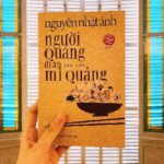 Người Quảng đi ăn mì Quảng – Con dế giang hồ đang nhớ quê FeaturedPic Nguoi Quang di an my quang Reviewsach.net