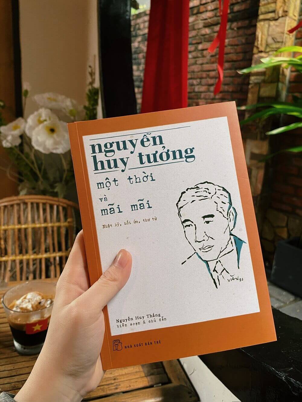 Reviewsach.net Nguyen Huy Tuong mot thoi va mai mai